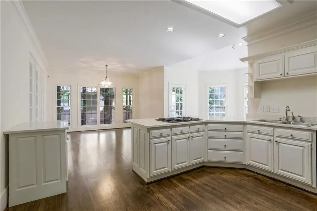 340 Ledgemont Court, Sandy Springs, Georgia 30342, 3 Bedrooms Bedrooms, ,3 BathroomsBathrooms,Residential,Sold,340 Ledgemont Court,6938318