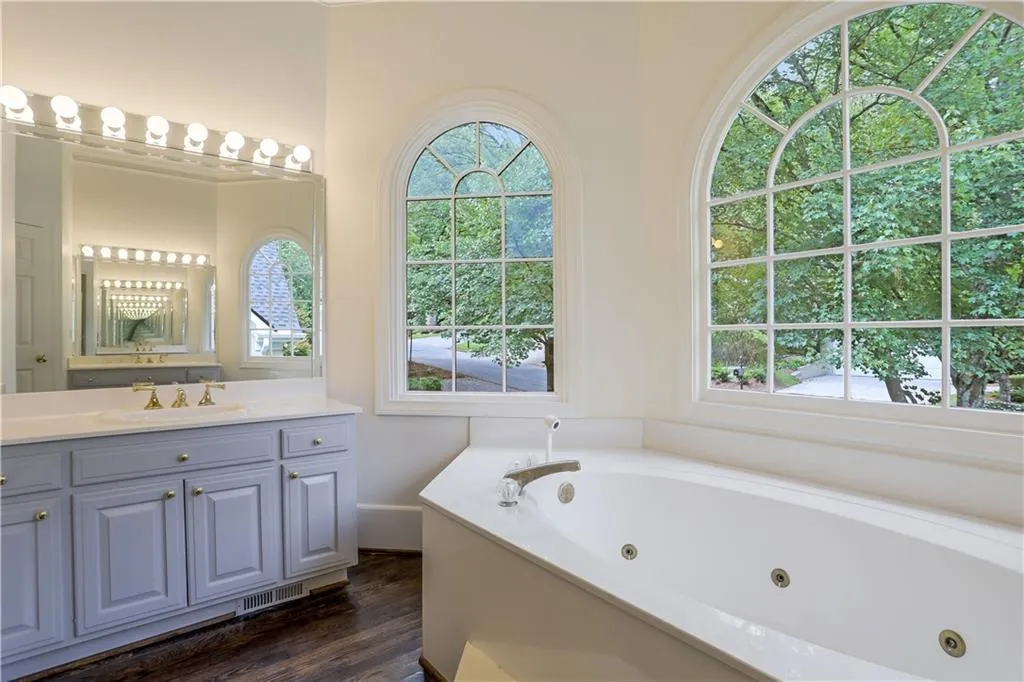 340 Ledgemont Court, Sandy Springs, Georgia 30342, 3 Bedrooms Bedrooms, ,3 BathroomsBathrooms,Residential,Sold,340 Ledgemont Court,6938318