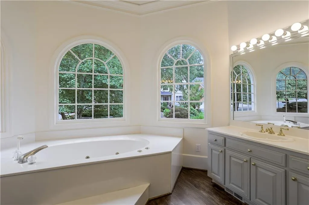 340 Ledgemont Court, Sandy Springs, Georgia 30342, 3 Bedrooms Bedrooms, ,3 BathroomsBathrooms,Residential,Sold,340 Ledgemont Court,6938318
