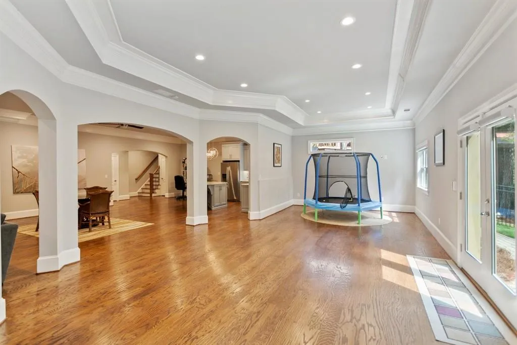 8325 Jett Ferry Road, Sandy Springs, Georgia 30350, 5 Bedrooms Bedrooms, ,4 BathroomsBathrooms,Residential,Sold,8325 Jett Ferry Road,6626685
