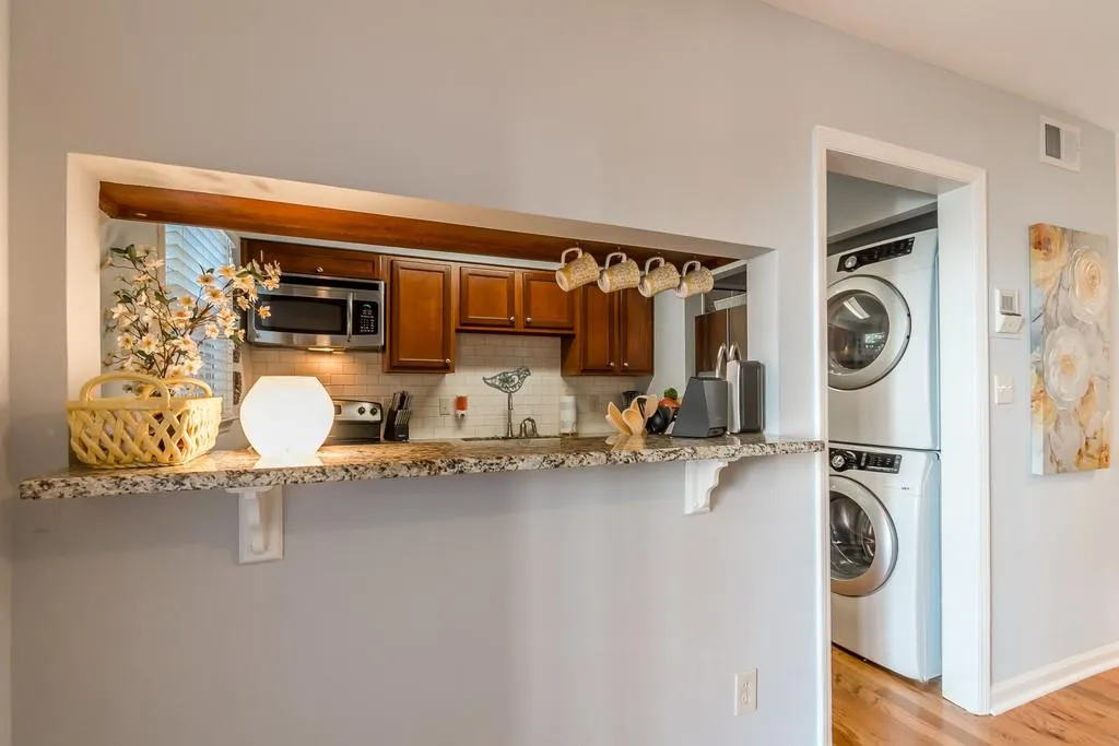 6700 Roswell Road Unit 28f, Sandy Springs, Georgia 30328, 2 Bedrooms Bedrooms, ,2 BathroomsBathrooms,Residential,Sold,6700 Roswell Road Unit 28f,6515846
