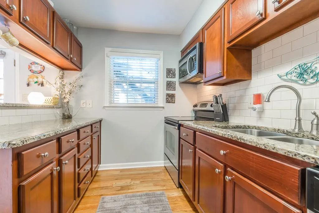 6700 Roswell Road Unit 28f, Sandy Springs, Georgia 30328, 2 Bedrooms Bedrooms, ,2 BathroomsBathrooms,Residential,Sold,6700 Roswell Road Unit 28f,6515846