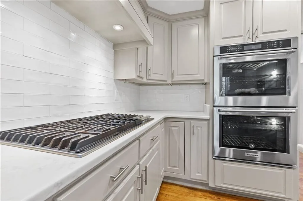 Kirtchen Featuring Double Oven