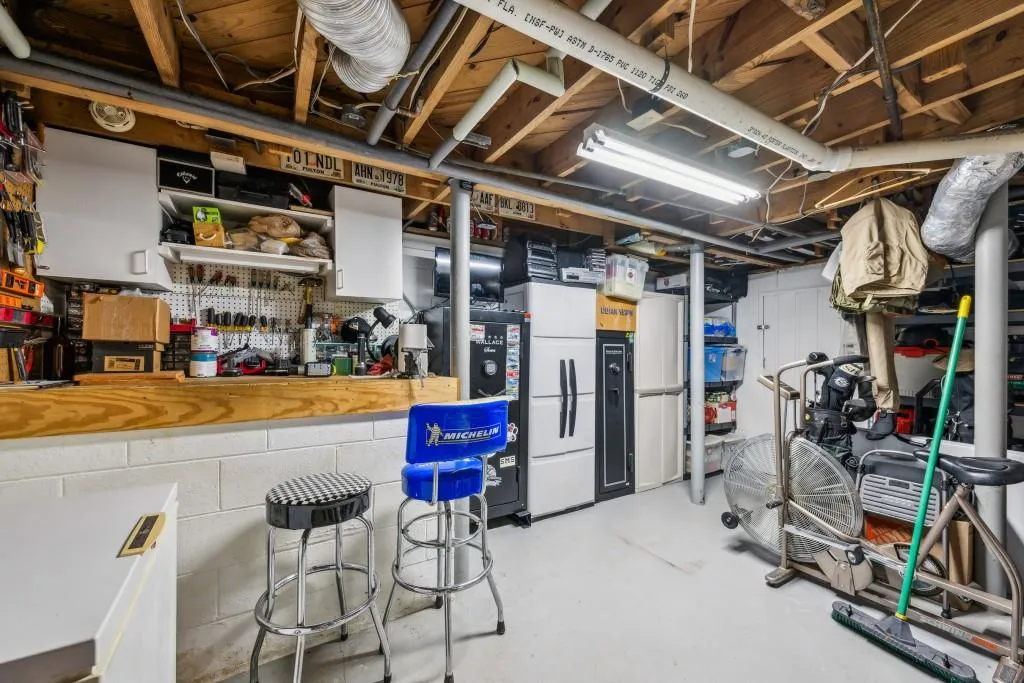 This is the storage room / workshop adjacent to the garage.