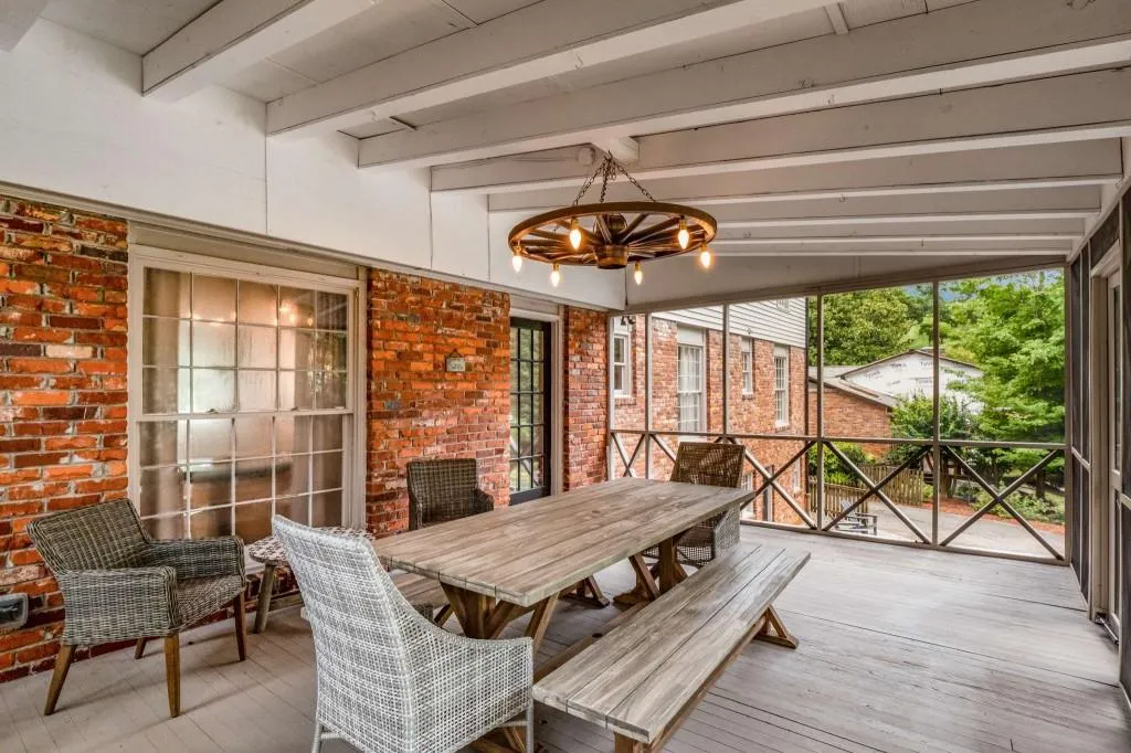 710 Starlight Drive, Atlanta, Georgia 30342, 4 Bedrooms Bedrooms, ,2 BathroomsBathrooms,Residential,Sold,710 Starlight Drive,7087182