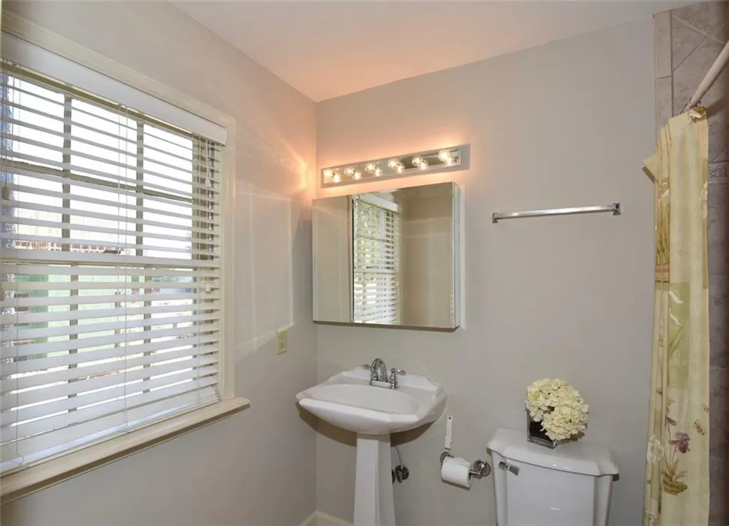 6520 Roswell Road Unit 11, Sandy Springs, Georgia 30328, 3 Bedrooms Bedrooms, ,2 BathroomsBathrooms,Residential,Sold,6520 Roswell Road Unit 11,5720585