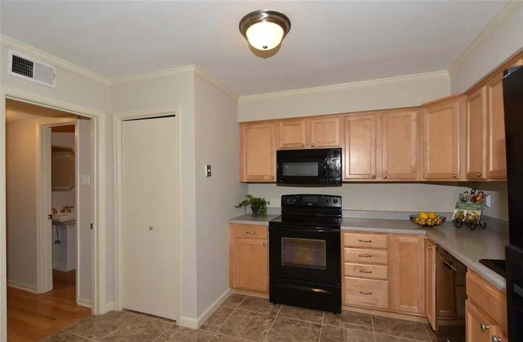 6520 Roswell Road Unit 11, Sandy Springs, Georgia 30328, 3 Bedrooms Bedrooms, ,2 BathroomsBathrooms,Residential,Sold,6520 Roswell Road Unit 11,5720585