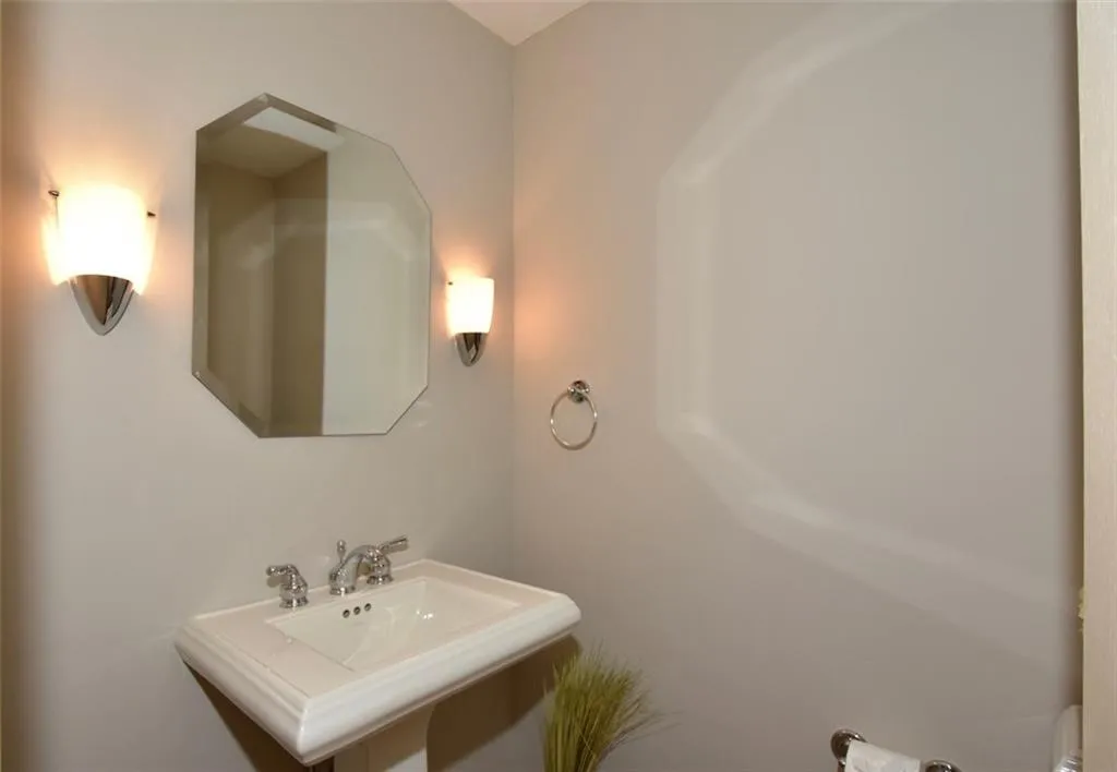 6520 Roswell Road Unit 11, Sandy Springs, Georgia 30328, 3 Bedrooms Bedrooms, ,2 BathroomsBathrooms,Residential,Sold,6520 Roswell Road Unit 11,5720585