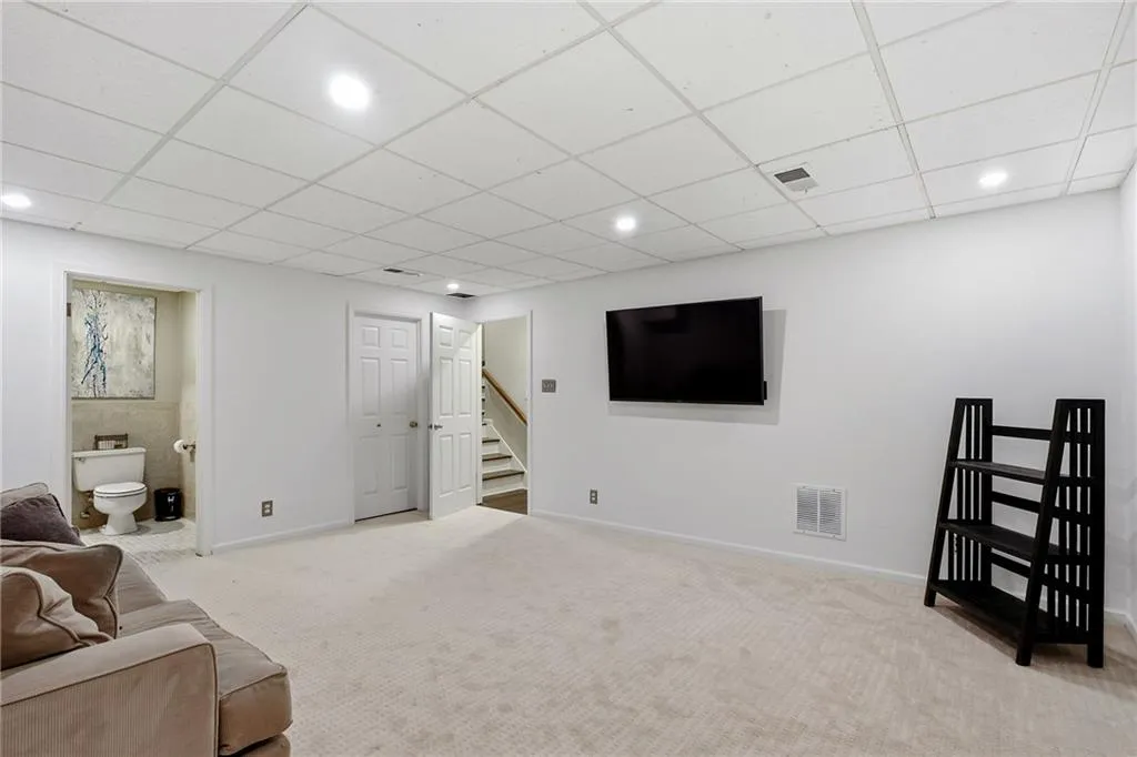 275 The South Chace, Atlanta, Georgia 30328, 3 Bedrooms Bedrooms, ,3 BathroomsBathrooms,Residential,For Sale,275 The South Chace,7727284