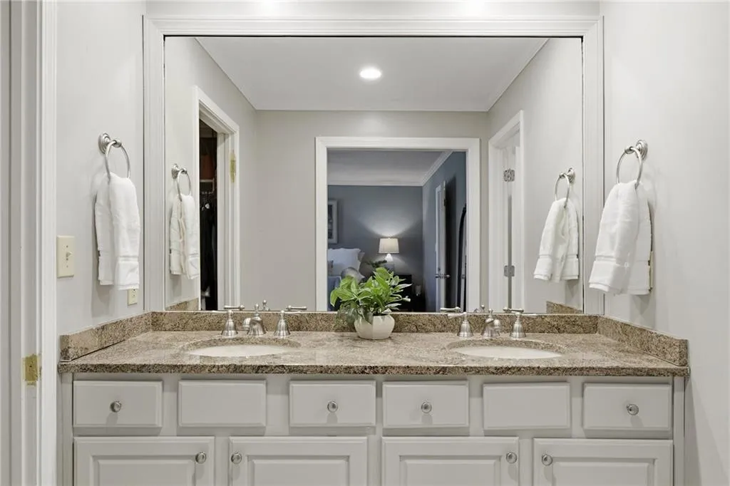 275 The South Chace, Atlanta, Georgia 30328, 3 Bedrooms Bedrooms, ,3 BathroomsBathrooms,Residential,For Sale,275 The South Chace,7727284