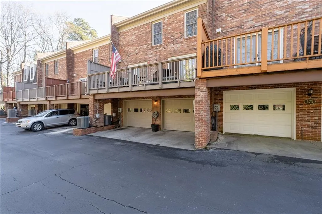 275 The South Chace, Atlanta, Georgia 30328, 3 Bedrooms Bedrooms, ,3 BathroomsBathrooms,Residential,For Sale,275 The South Chace,7727284