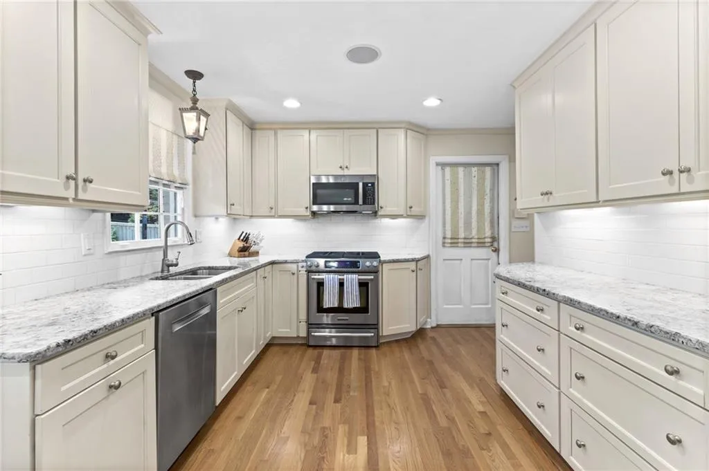 6825 Heathfield Drive, Atlanta, Georgia 30328, 3 Bedrooms Bedrooms, ,2 BathroomsBathrooms,Residential,Sold,6825 Heathfield Drive,7445441