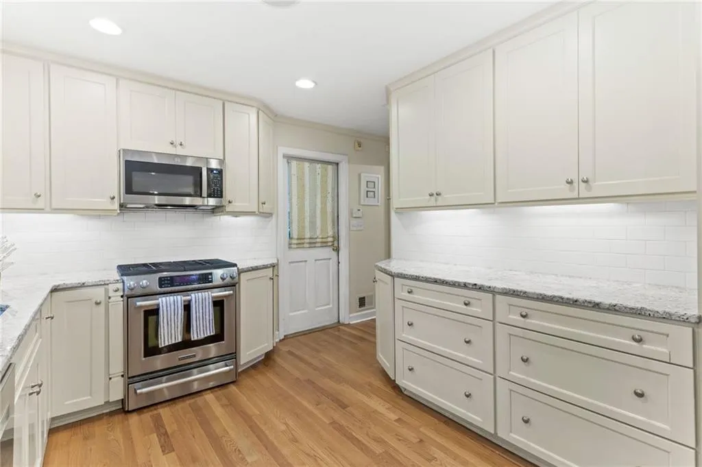 6825 Heathfield Drive, Atlanta, Georgia 30328, 3 Bedrooms Bedrooms, ,2 BathroomsBathrooms,Residential,Sold,6825 Heathfield Drive,7445441