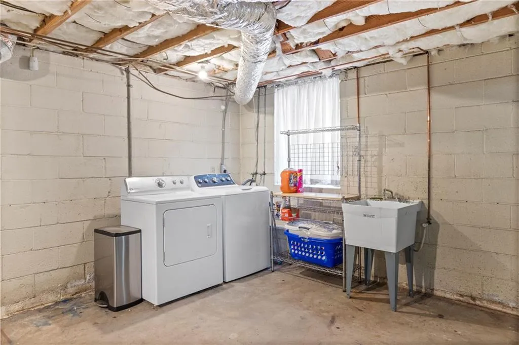 6825 Heathfield Drive, Atlanta, Georgia 30328, 3 Bedrooms Bedrooms, ,2 BathroomsBathrooms,Residential,Sold,6825 Heathfield Drive,7445441