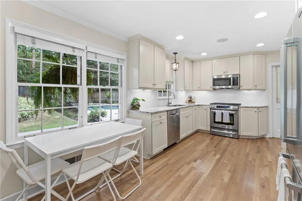 6825 Heathfield Drive, Atlanta, Georgia 30328, 3 Bedrooms Bedrooms, ,2 BathroomsBathrooms,Residential,Sold,6825 Heathfield Drive,7445441