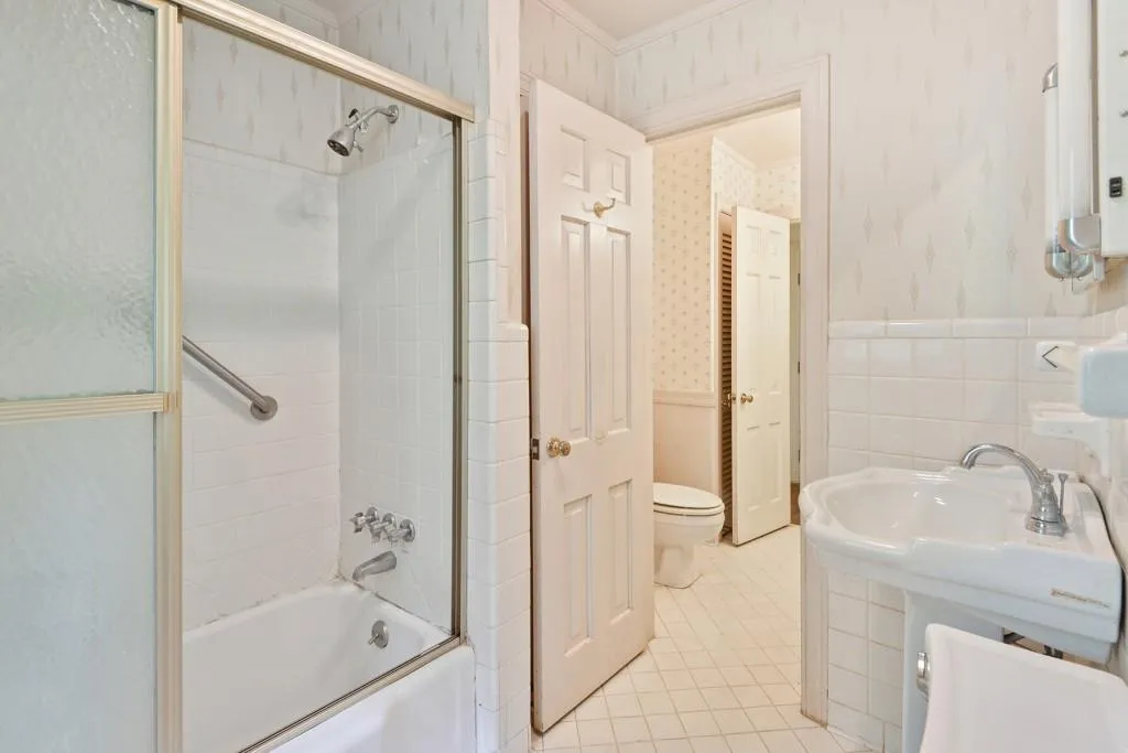 5820 Riverside Drive, Sandy Springs, Georgia 30327, 5 Bedrooms Bedrooms, ,4 BathroomsBathrooms,Residential,Sold,5820 Riverside Drive,6050188