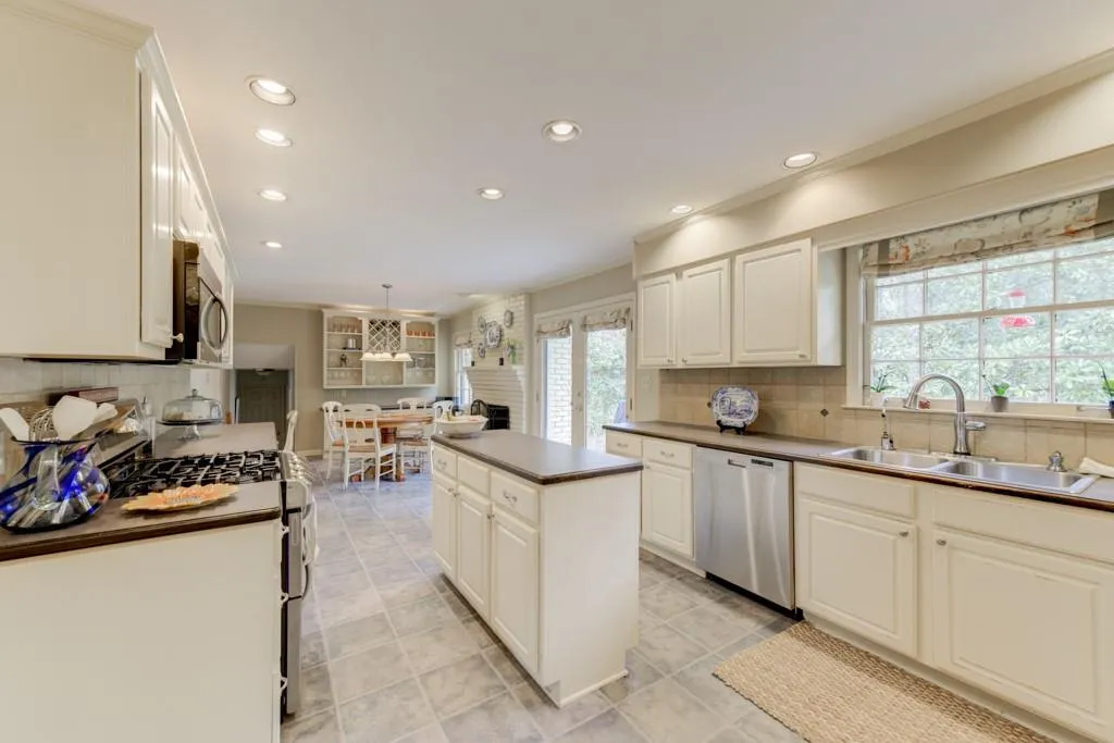 7275 Duncourtney Drive, Atlanta, Georgia 30328, 4 Bedrooms Bedrooms, ,3 BathroomsBathrooms,Residential,Sold,7275 Duncourtney Drive,6538859