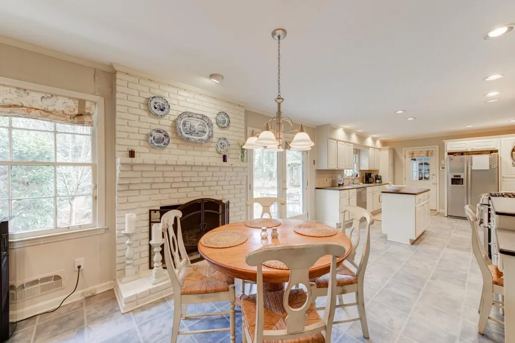 7275 Duncourtney Drive, Atlanta, Georgia 30328, 4 Bedrooms Bedrooms, ,3 BathroomsBathrooms,Residential,Sold,7275 Duncourtney Drive,6538859