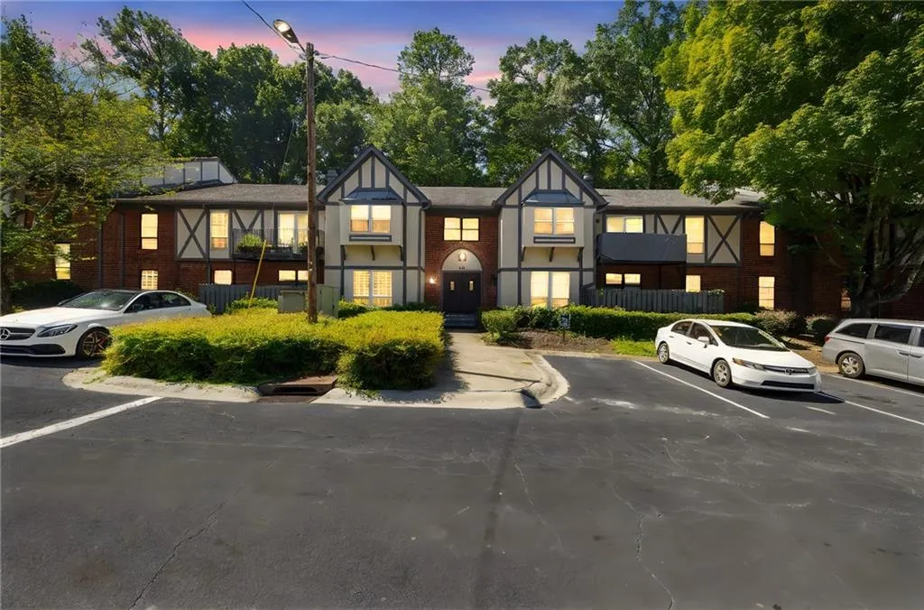 6851 Roswell Road Unit I18, Atlanta, Georgia 30328, 3 Bedrooms Bedrooms, ,2 BathroomsBathrooms,Residential,For Sale,6851 Roswell Road Unit I18,7637295