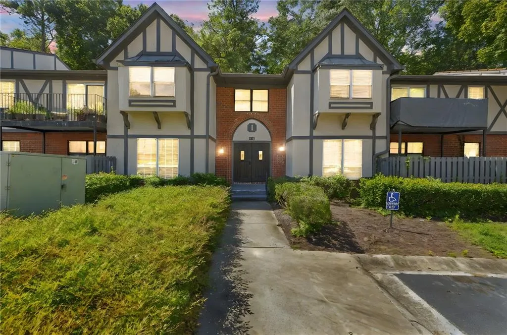 6851 Roswell Road Unit I18, Atlanta, Georgia 30328, 3 Bedrooms Bedrooms, ,2 BathroomsBathrooms,Residential,For Sale,6851 Roswell Road Unit I18,7637295