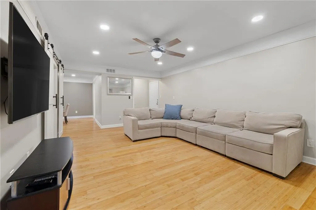 6851 Roswell Road Unit I18, Atlanta, Georgia 30328, 3 Bedrooms Bedrooms, ,2 BathroomsBathrooms,Residential,For Sale,6851 Roswell Road Unit I18,7637295