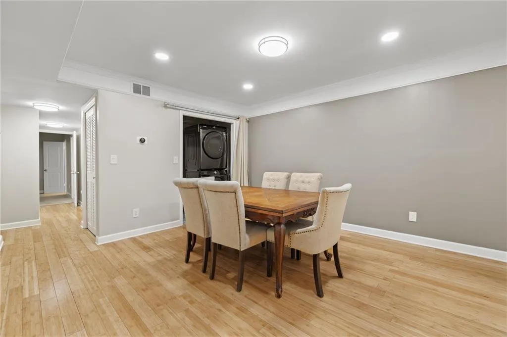 6851 Roswell Road Unit I18, Atlanta, Georgia 30328, 3 Bedrooms Bedrooms, ,2 BathroomsBathrooms,Residential,For Sale,6851 Roswell Road Unit I18,7637295