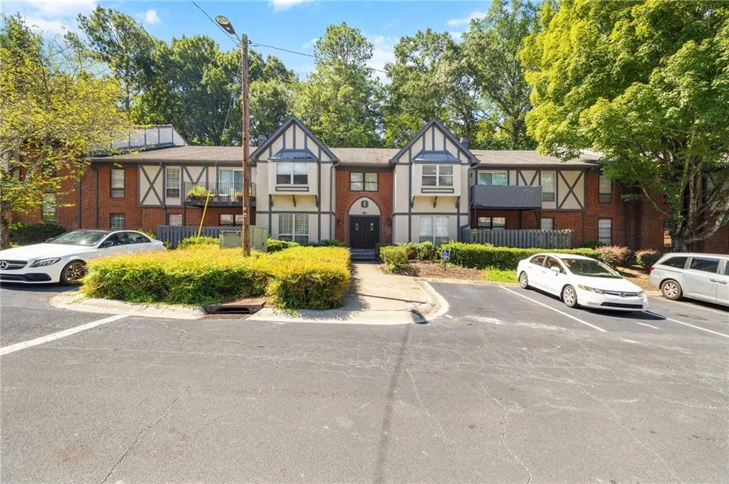 6851 Roswell Road Unit I18, Atlanta, Georgia 30328, 3 Bedrooms Bedrooms, ,2 BathroomsBathrooms,Residential,For Sale,6851 Roswell Road Unit I18,7637295