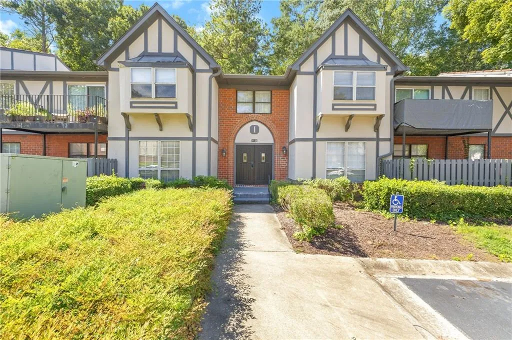 6851 Roswell Road Unit I18, Atlanta, Georgia 30328, 3 Bedrooms Bedrooms, ,2 BathroomsBathrooms,Residential,For Sale,6851 Roswell Road Unit I18,7637295