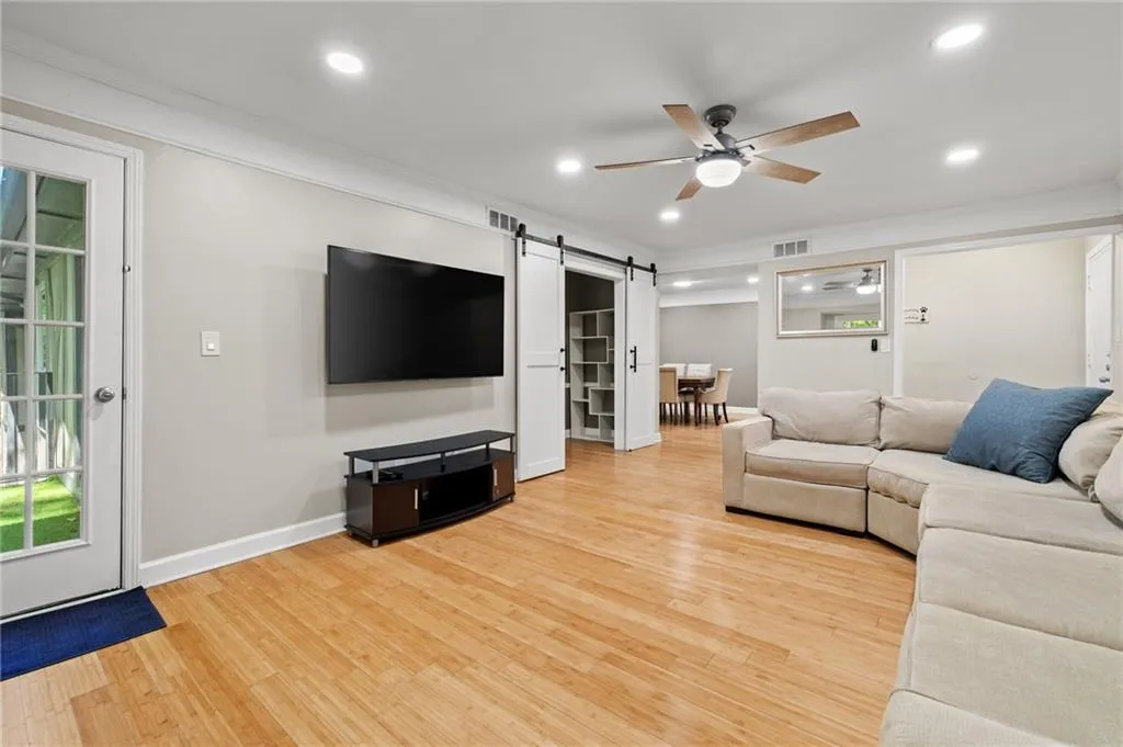 6851 Roswell Road Unit I18, Atlanta, Georgia 30328, 3 Bedrooms Bedrooms, ,2 BathroomsBathrooms,Residential,For Sale,6851 Roswell Road Unit I18,7637295