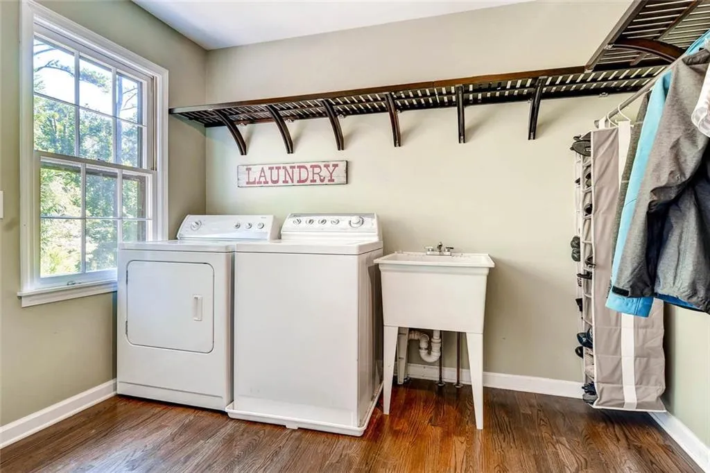 6900 Hunters Trace Circle, Sandy Springs, Georgia 30328, 5 Bedrooms Bedrooms, ,3 BathroomsBathrooms,Residential,Sold,6900 Hunters Trace Circle,5751391