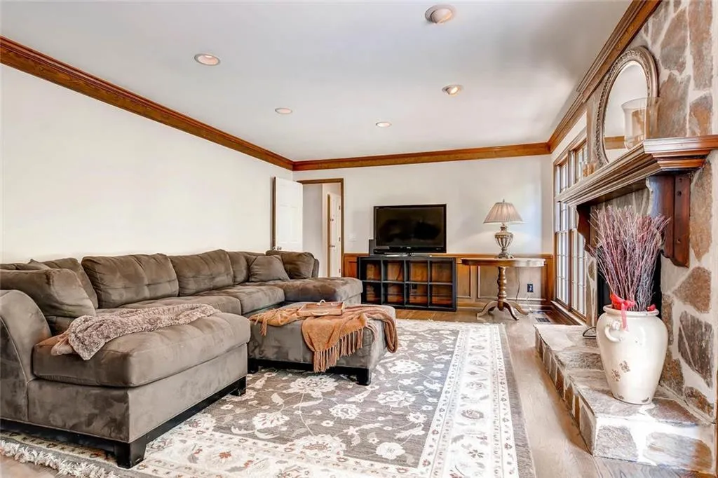 6900 Hunters Trace Circle, Sandy Springs, Georgia 30328, 5 Bedrooms Bedrooms, ,3 BathroomsBathrooms,Residential,Sold,6900 Hunters Trace Circle,5751391