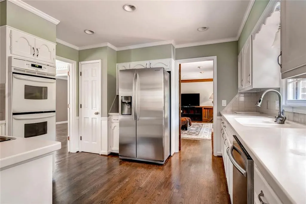 6900 Hunters Trace Circle, Sandy Springs, Georgia 30328, 5 Bedrooms Bedrooms, ,3 BathroomsBathrooms,Residential,Sold,6900 Hunters Trace Circle,5751391