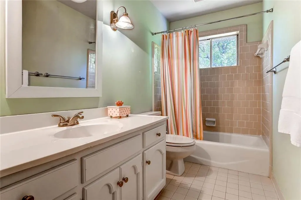 6900 Hunters Trace Circle, Sandy Springs, Georgia 30328, 5 Bedrooms Bedrooms, ,3 BathroomsBathrooms,Residential,Sold,6900 Hunters Trace Circle,5751391