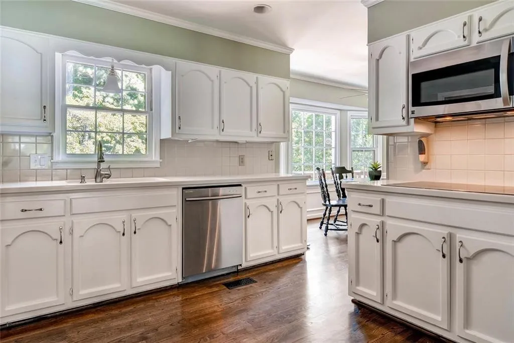 6900 Hunters Trace Circle, Sandy Springs, Georgia 30328, 5 Bedrooms Bedrooms, ,3 BathroomsBathrooms,Residential,Sold,6900 Hunters Trace Circle,5751391