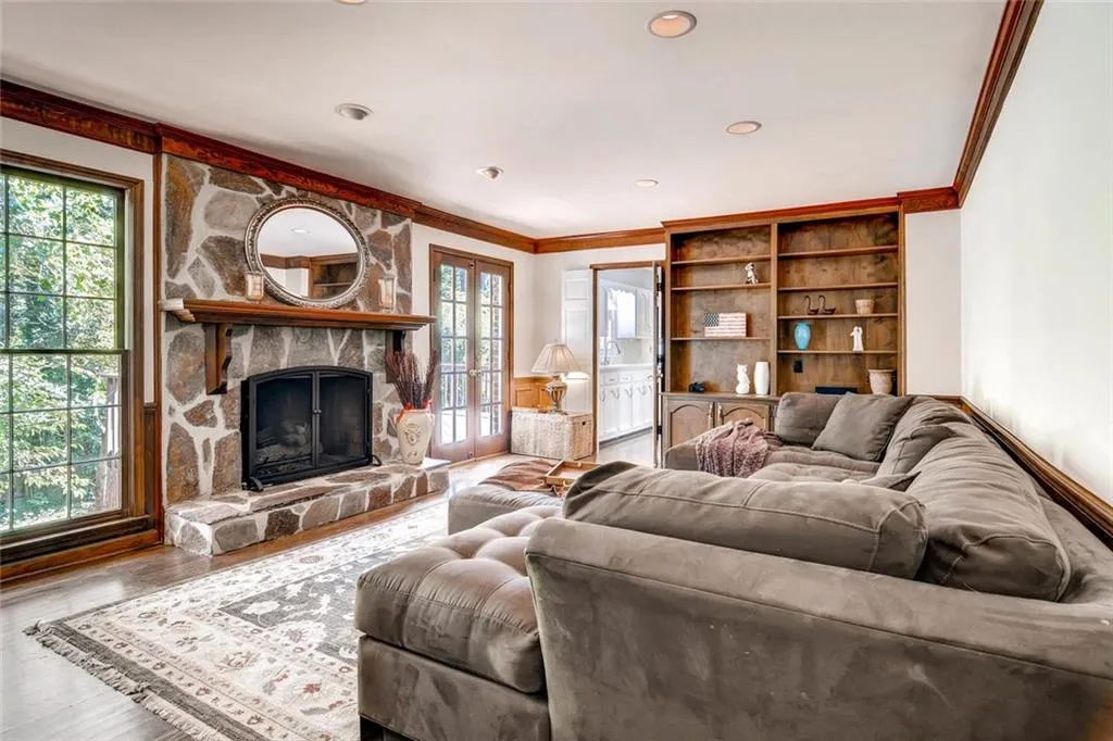 6900 Hunters Trace Circle, Sandy Springs, Georgia 30328, 5 Bedrooms Bedrooms, ,3 BathroomsBathrooms,Residential,Sold,6900 Hunters Trace Circle,5751391