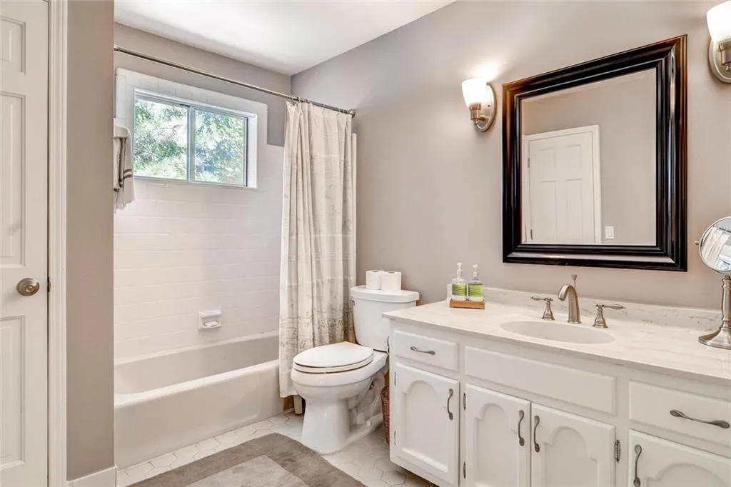 6900 Hunters Trace Circle, Sandy Springs, Georgia 30328, 5 Bedrooms Bedrooms, ,3 BathroomsBathrooms,Residential,Sold,6900 Hunters Trace Circle,5751391