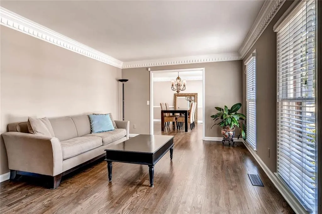 6900 Hunters Trace Circle, Sandy Springs, Georgia 30328, 5 Bedrooms Bedrooms, ,3 BathroomsBathrooms,Residential,Sold,6900 Hunters Trace Circle,5751391