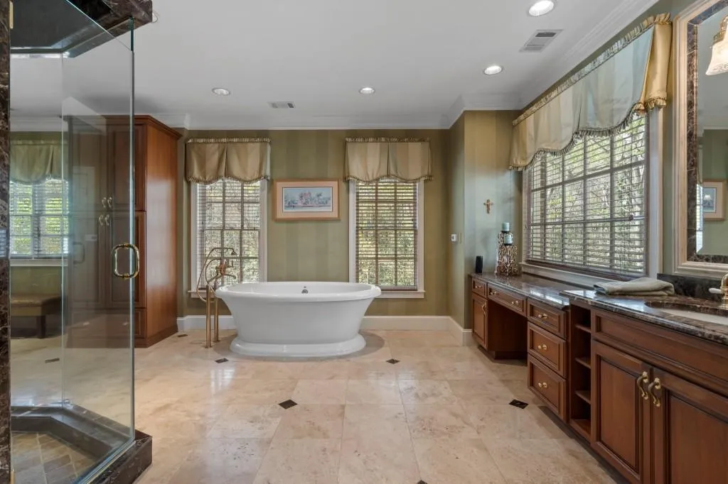 220 Sheridan Point Lane, Atlanta, Georgia 30342, 5 Bedrooms Bedrooms, ,5 BathroomsBathrooms,Residential,Sold,220 Sheridan Point Lane,7548366