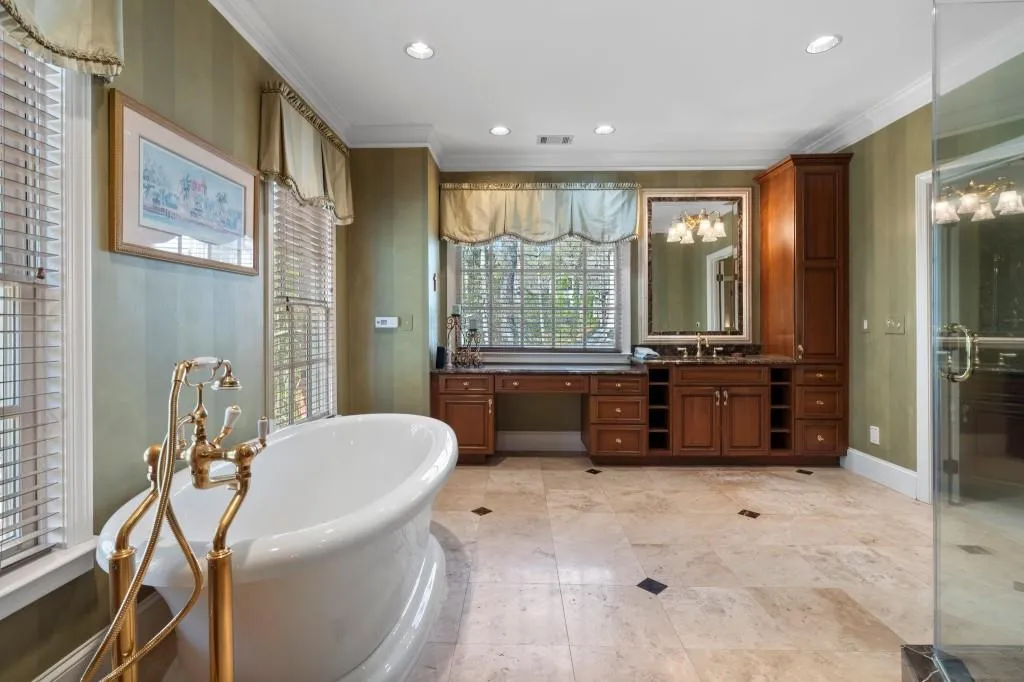 220 Sheridan Point Lane, Atlanta, Georgia 30342, 5 Bedrooms Bedrooms, ,5 BathroomsBathrooms,Residential,Sold,220 Sheridan Point Lane,7548366