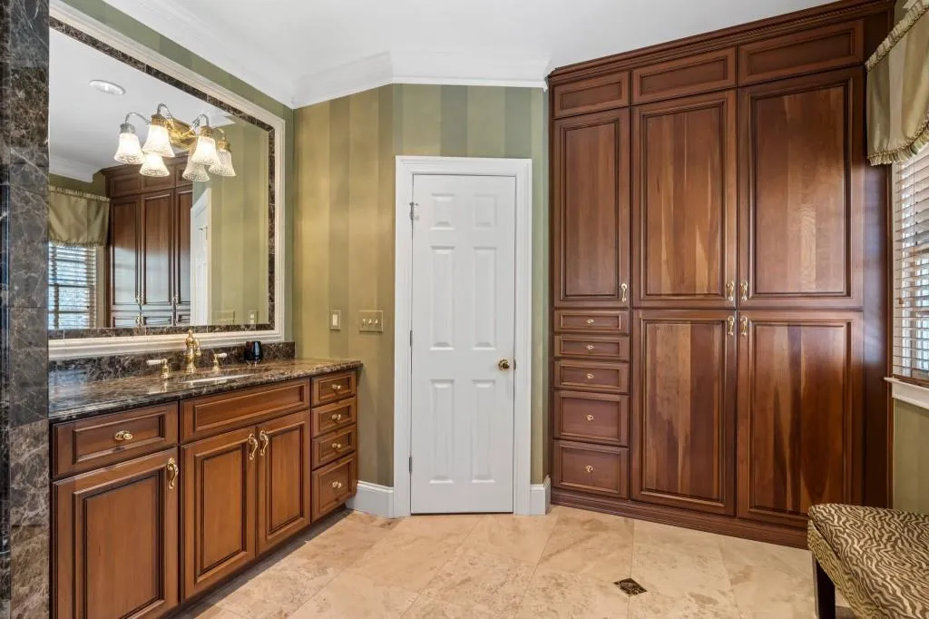 220 Sheridan Point Lane, Atlanta, Georgia 30342, 5 Bedrooms Bedrooms, ,5 BathroomsBathrooms,Residential,Sold,220 Sheridan Point Lane,7548366
