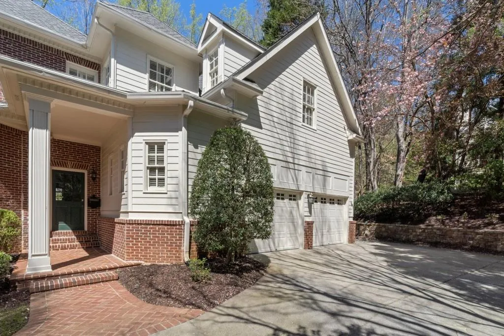 220 Sheridan Point Lane, Atlanta, Georgia 30342, 5 Bedrooms Bedrooms, ,5 BathroomsBathrooms,Residential,Sold,220 Sheridan Point Lane,7548366