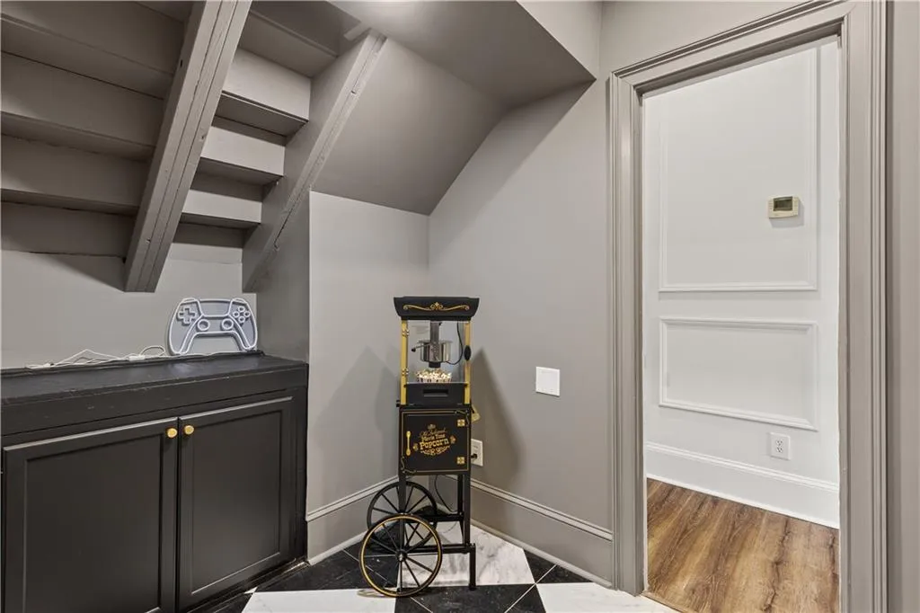 Detailed view of baseboards