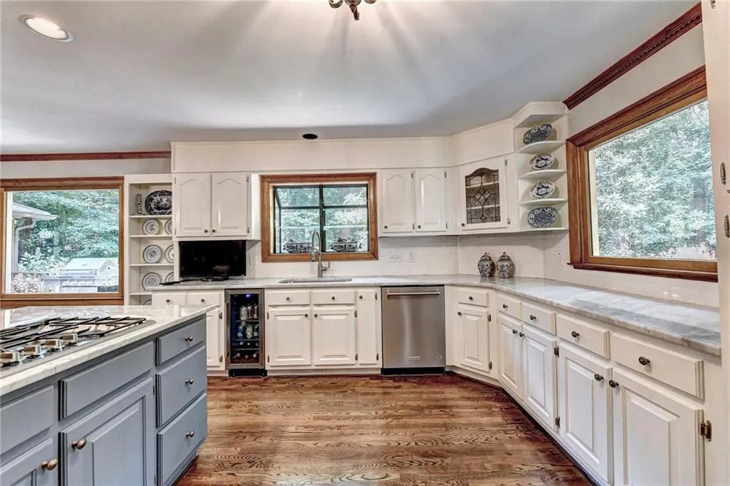 8020 River Circle, Sandy Springs, Georgia 30350, 5 Bedrooms Bedrooms, ,3 BathroomsBathrooms,Residential,Sold,8020 River Circle,6922668