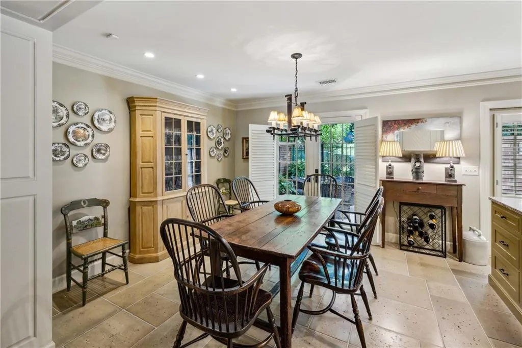 30 Howell Mill Pltn Nw Unit 30, Atlanta, Georgia 30327, 2 Bedrooms Bedrooms, ,2 BathroomsBathrooms,Residential,For Sale,30 Howell Mill Pltn Nw Unit 30,7620928