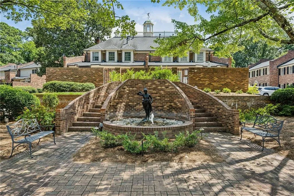 30 Howell Mill Pltn Nw Unit 30, Atlanta, Georgia 30327, 2 Bedrooms Bedrooms, ,2 BathroomsBathrooms,Residential,For Sale,30 Howell Mill Pltn Nw Unit 30,7620928