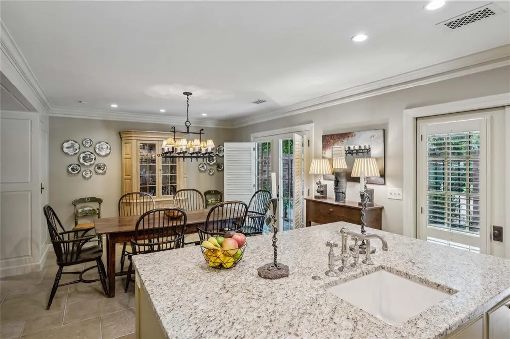 30 Howell Mill Pltn Nw Unit 30, Atlanta, Georgia 30327, 2 Bedrooms Bedrooms, ,2 BathroomsBathrooms,Residential,For Sale,30 Howell Mill Pltn Nw Unit 30,7620928