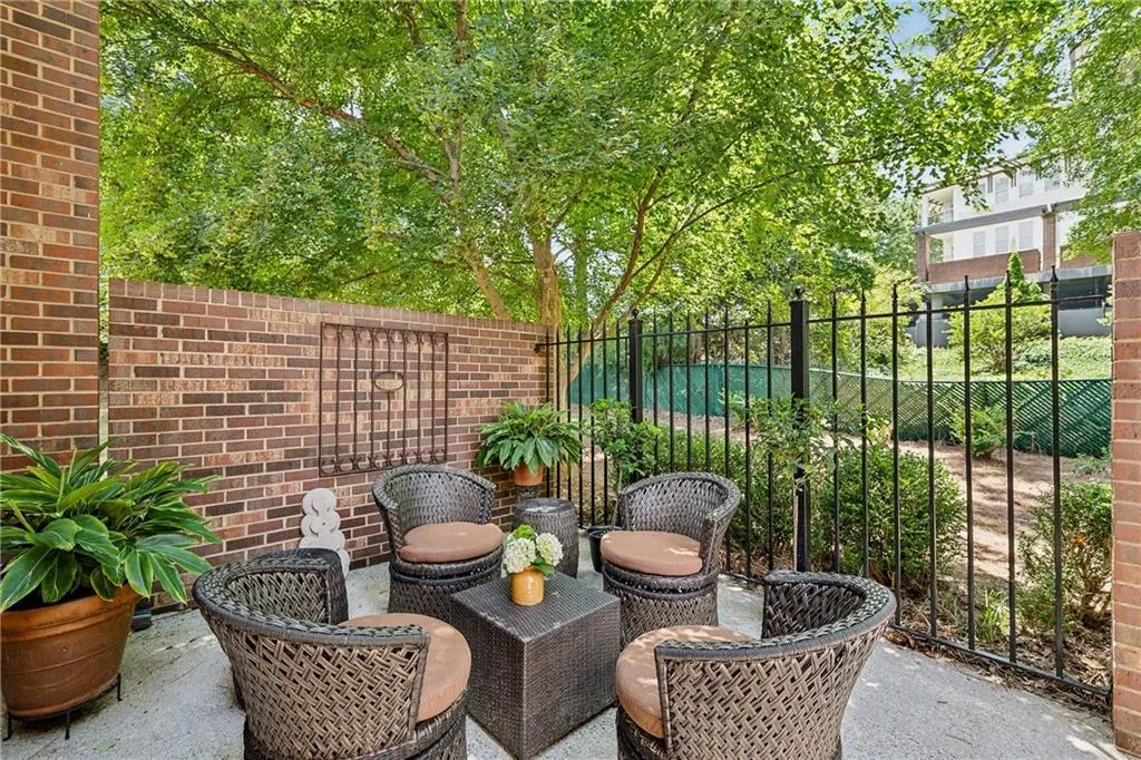 30 Howell Mill Pltn Nw Unit 30, Atlanta, Georgia 30327, 2 Bedrooms Bedrooms, ,2 BathroomsBathrooms,Residential,For Sale,30 Howell Mill Pltn Nw Unit 30,7620928