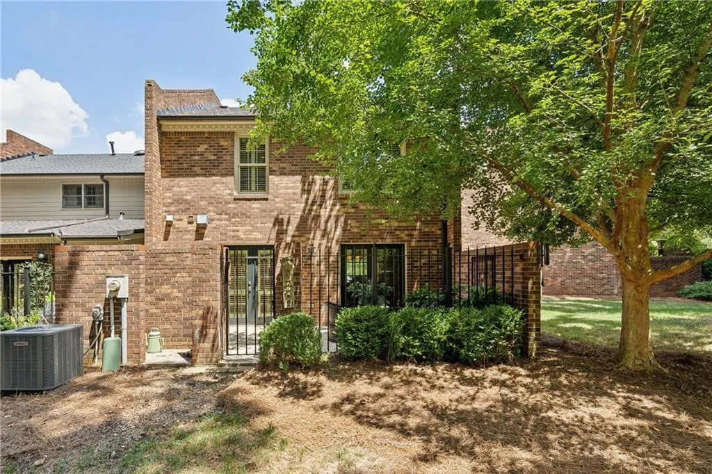 30 Howell Mill Pltn Nw Unit 30, Atlanta, Georgia 30327, 2 Bedrooms Bedrooms, ,2 BathroomsBathrooms,Residential,For Sale,30 Howell Mill Pltn Nw Unit 30,7620928