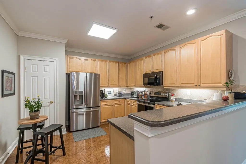 One of the larger kitchen plans in the building - this area can accommodate two eating areas - a 2 person bistro table or even 3 bar stools at the bar. One of the larger kitchen plans in the building - this area can accommodate two eating areas - a 2 person bistro table or even 3 bar stools at the bar.