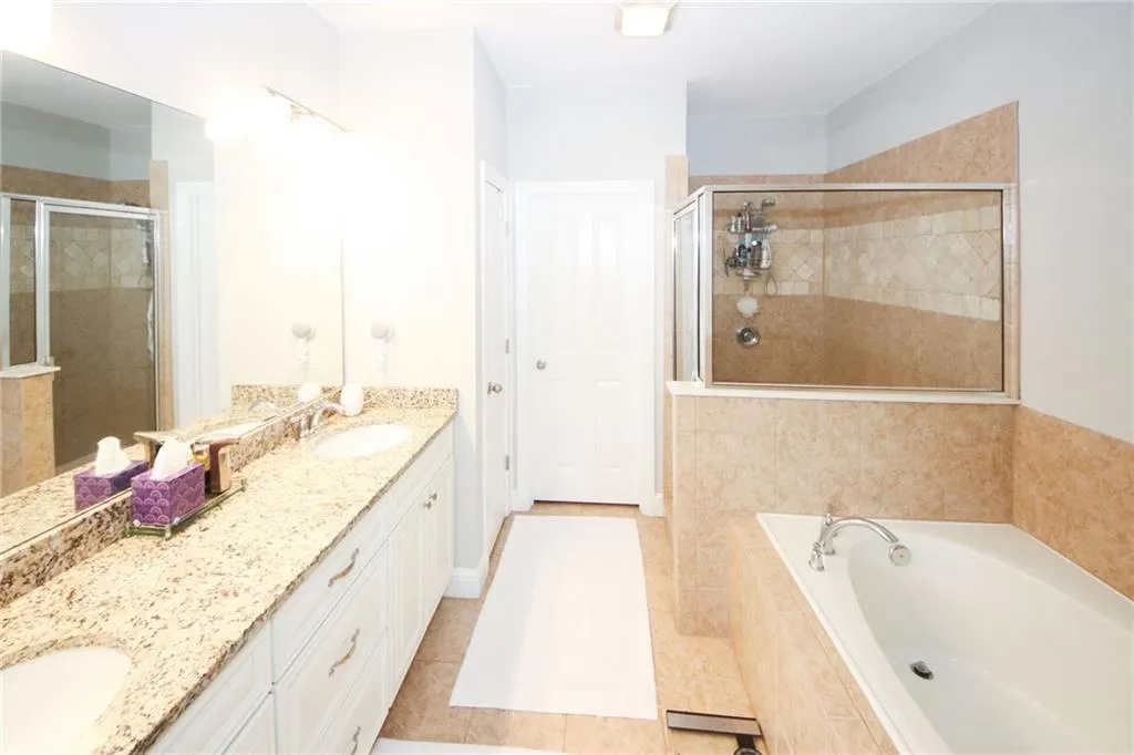 7950 Highland Bluff, Sandy Springs, Georgia 30328, 3 Bedrooms Bedrooms, ,3 BathroomsBathrooms,Residential,Sold,7950 Highland Bluff,6758875